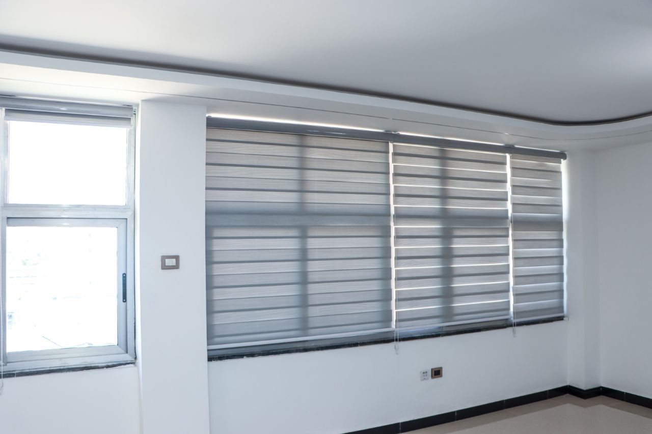 Zebra blinds, corner glazing